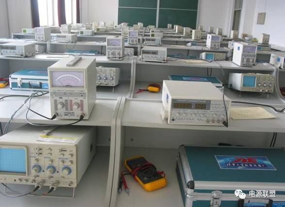 直流穩(wěn)壓電源數(shù)字電路與模擬電路的區(qū)別