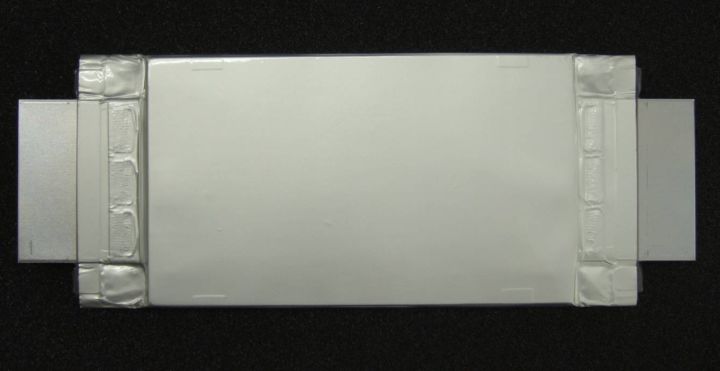 東芝公布的充電機充電鋰電池 50Ah 原型產(chǎn)品圖 東芝公布的充電機充電鋰電池 50Ah 原型產(chǎn)品圖