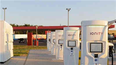 澳洲企業(yè)推出超快速大功率充電機充電技術能否超越特斯拉？    日前，澳大利亞一家名為Tritium的充電機充電樁供應商推出了功能強大、先進的電動汽車充電機充電器——Veefil-PK直流大功率充電機充電系統(tǒng)（high power charging，HPC），充電機充電10min即可為電動汽車增加350km的續(xù)航里程，而且該充電機充電器還可以拓展到475kW，以確保適合將來的衍生使用量。   當前，電動汽車的續(xù)航里程越來越長，電池容量也越來越大。動力電池技術尚未取得革命性突破，通過增加電池容量解決里程焦慮的進展仍比較慢。因此，雖說電動汽車續(xù)航能力得到了提升，但最顯著的問題就是充電機充電時間變長了。對于電動汽車來說，尤其高續(xù)航力的電動汽車，能夠快速地充電機充電甚至在短時間內充滿電已成為迫在眉睫的需求。  從新能源汽車供應商角度出發(fā)，搭載更大功率的快充技術是提升產品競爭力的關鍵因素?；诖耍铝τ谘邪l(fā)制造豪華電動汽車的特斯拉，自誕生之日起就積極研發(fā)超級快充技術，其Model S和X車型使用超級充電機充電樁（Supercharger V2）的最大充電機充電功率為145kW（此前為120kW），遠遠高于普通快充充電機充電功率，這無疑已成為量產電動汽車中充電機充電速度最快的行業(yè)標桿。   近年來，特斯拉、保時捷、北汽新能源等眾多國內外車企和供應商都在積極研發(fā)超級快充技術。據有關車企發(fā)布的數據：特斯拉的SuperchargerV3，充電機充電峰值最大功率可達250kW，5min可續(xù)航120km；北汽新能源車載最新超級快充技術，可在700V的高壓下實現最大充電機充電功率280kW，10min續(xù)航300km；保時捷Mission E的快充系統(tǒng)最大充電機充電功率可達350kW，4min續(xù)航100km。  當前，全球的研發(fā)范圍多聚焦200~500kW，其中350kW和500kW大功率快充技術已成為各國車企和供應商研究的熱點。早在2016年，寶馬、戴姆勒聯合大眾、福特等歐美一線車企成立了IONITY，在歐洲積極推進充電機充電基礎設施的建設，并計劃在歐洲主要路線周圍鋪設400座350kW的超級充電機充電樁；2019年底，特斯拉宣布已在中國建立了300座超級充電機充電站，其在全球范圍內運營的超級充電機充電站超過了1604座。  據了解，電動汽車充電機充電速度快不快，關鍵還要看充電機充電功率。電動汽車使用交流電的家用充電機充電樁充電機充電功率多在10kW以內，為慢充；使用直流電50~60kW左右功率進行充電機充電的系統(tǒng)，為快充。目前，國內電動汽車支持的直流快充技術充電機充電功率多在60kW左右。   相較于國內普遍的60kW充電機充電功率，澳大利亞充電機充電樁供應商Tritium推出的Veefil-PK系統(tǒng)充電機充電功率提升了近8倍，所以充電機充電時間或能相應縮短。Tritium表示，Veefil-PK是設計最靈活的超快速充電機充電器，擁有全球最小的物理尺寸，占地面積非常小，充電機充電位置或系統(tǒng)都可以靈活設計以適應周圍環(huán)境，已成為綠地和棕地充電機充電開發(fā)工程的理想選擇，甚至可為充電機充電場所的設計提供最廣泛的選擇。  此外，Veefil-PK可以增加任何一款電動汽車充電機充電器的功能范圍，其液體冷卻技術可確保在極端高溫和極端寒冷氣候中的可靠性；每個充電機充電器都可全天候支持，并配備了先進的4G-LTE技術；其獨特的人機界面（HMI）具有美學上的先進性且方便操作，可確保從打開電源開始就可以使用充電機充電器。   Veefil-PK也是歐洲和澳大利亞部署最廣泛的HPC系統(tǒng)，為世界上最大的高功率充電機充電網提供服務。截至目前，Veefil-PK電動汽車充電機充電器已安裝在澳洲各地，在歐洲的部署也非常成功，并已作為IONITY網絡的一部分安裝在220個站點上。  專家指出，如果這種大功率充電機充電樁能夠正式投入商業(yè)化運營，且車輛端也能接納475kW充電機充電功率的話，以579km綜合續(xù)航里程的特斯拉Model S 100D車型為例，理論上可以在12min左右將其載電量從30%充至80%，恢復約290km的續(xù)航能力，這無疑是新能源車企、供應商及廣大消費者都喜聞樂見的。